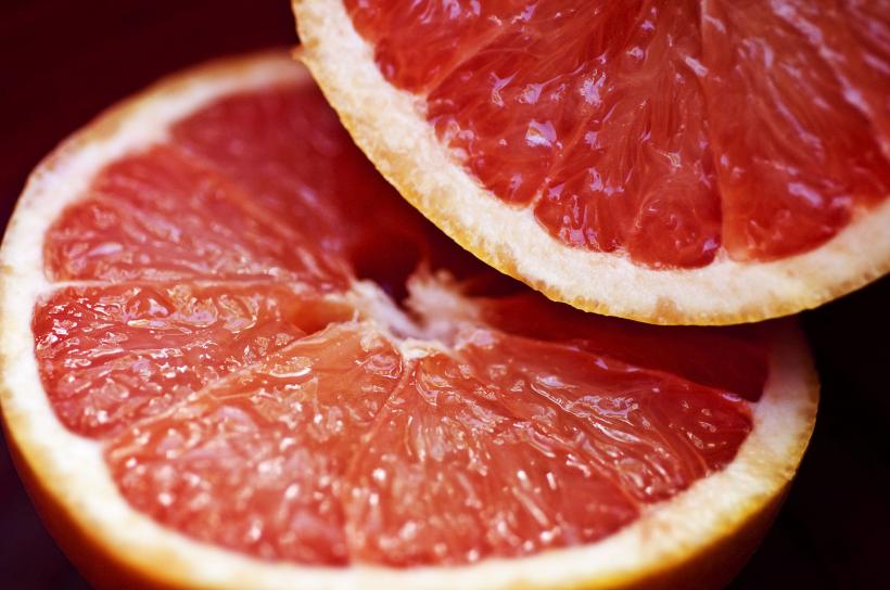 Alertă alimentară întârziată! Grapefruit roşu din Turcia, plin de pesticide, în Carrefour şi Microfruits 