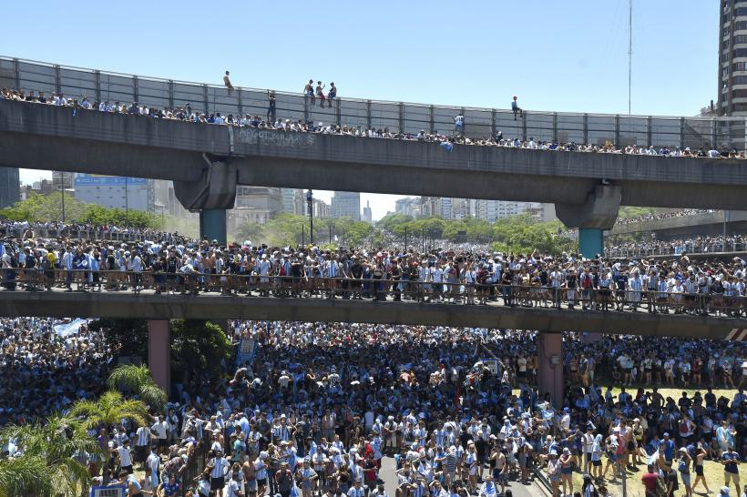Imagini istorice din Argentina! Messi a dus trofeul acasă 18816357