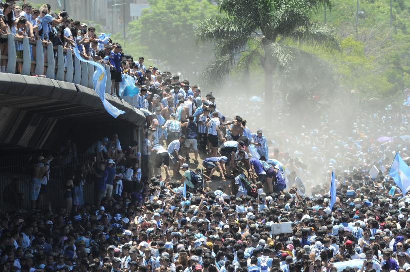 Imagini istorice din Argentina! Messi a dus trofeul acasă 18816364