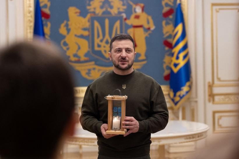 Cadou pentru Biden și Congres: Zelenski aduce în SUA un steag ucrainean semnat de soldați! 18816421