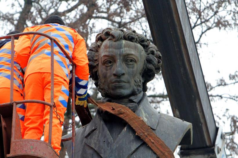 Derusificare în Ucraina: Dostoievski - alungat din Kiev, Pușkin - spânzurat cu macaraua 18816502