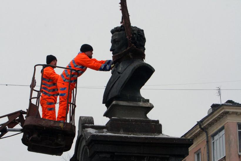 Derusificare în Ucraina: Dostoievski - alungat din Kiev, Pușkin - spânzurat cu macaraua 18816503