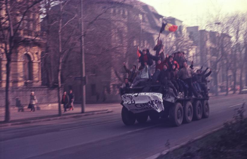 22 decembrie 1989: Nicolae și Elena Ceauşescu fug cu elicopterul de pe acoperişul Comitetului Central și sunt arestați trei ore mai târziu 18816609