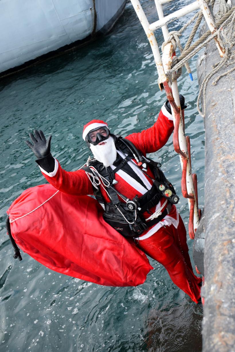 „Moș Crăciun Scafandru” a ajuns în portul Constanța fără reni și fără sanie