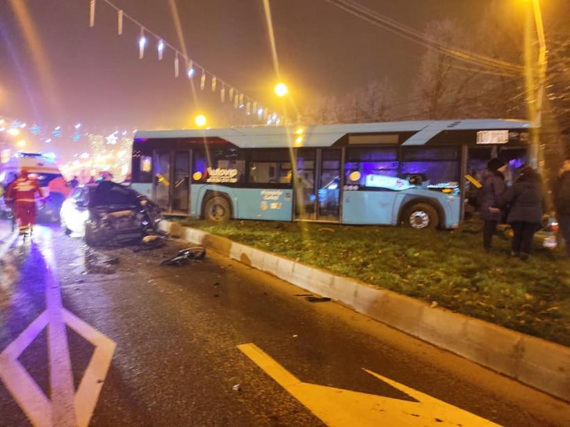 Accident spectaculos la Galați: A trecut pe roșu și a intrat direct în autobuz