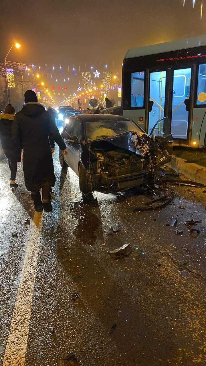 Accident spectaculos la Galați: A trecut pe roșu și a intrat direct în autobuz 18816834