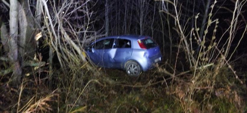 A pierdul controlul volanului și a intrat cu mașina în pădurea de pe marginea drumului 18816991