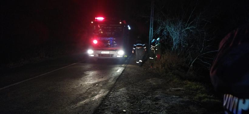 A pierdul controlul volanului și a intrat cu mașina în pădurea de pe marginea drumului 18816992