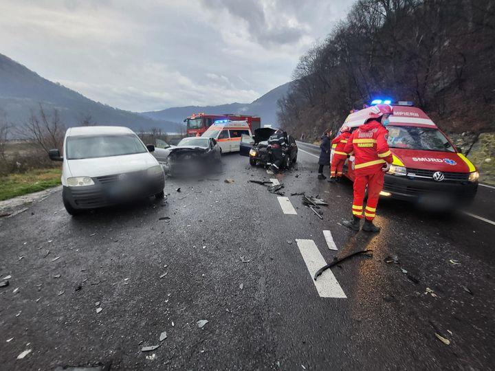 Accident teribil pe DN 7, în Vâlcea. Patru autoturisme s-au ciocnit. Opt persoane, printre care doi copii, au fost rănite