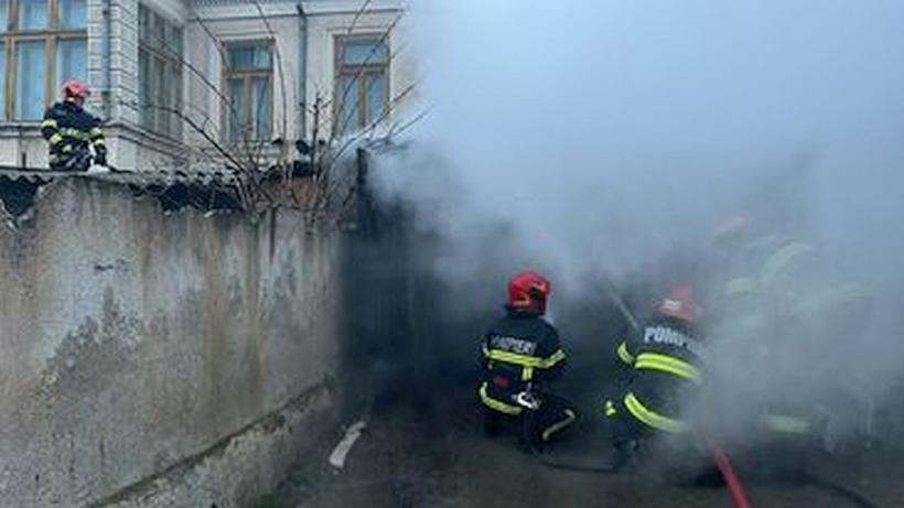 Intervenție dificilă a pompierilor din Tulcea. Incendiu la un garaj cu posibilitatea de propagare la două locuințe