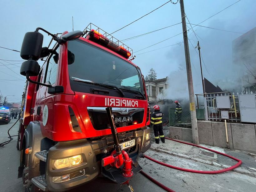 Intervenție dificilă a pompierilor din Tulcea. Incendiu la un garaj cu posibilitatea de propagare la două locuințe 18817058