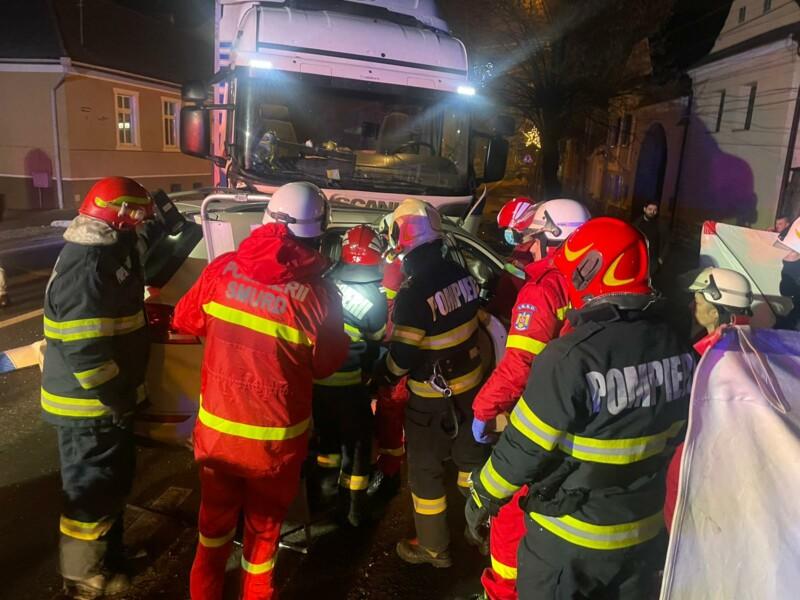 Accident teribil în județul Brașov. Ciocnire între un autoturism și un TIR. Două persoane au murit 18817218