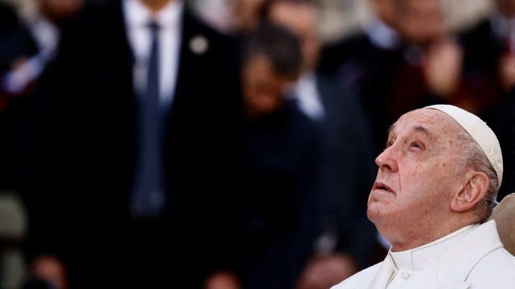 Papa Francisc cheamă la rugăciuni pentru predecesorul său