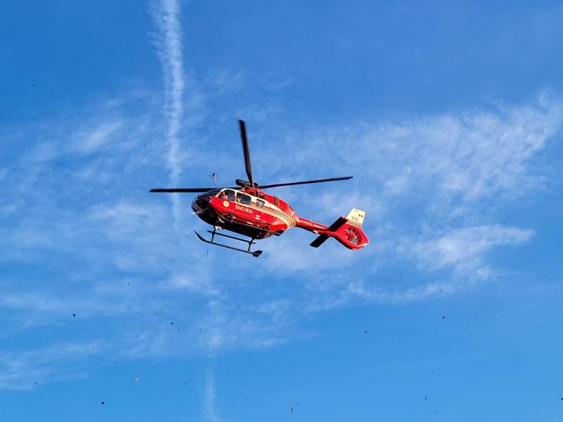 În timp ce tăia lemne, unui bărbat i-a sărit o bucată în cap. Omul a căzut la pământ, incoștient 18817659