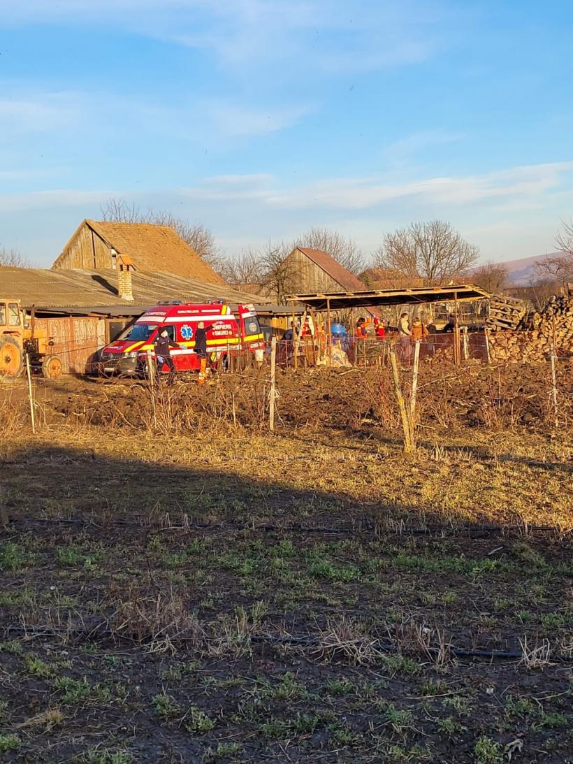 În timp ce tăia lemne, unui bărbat i-a sărit o bucată în cap. Omul a căzut la pământ, incoștient 18817660