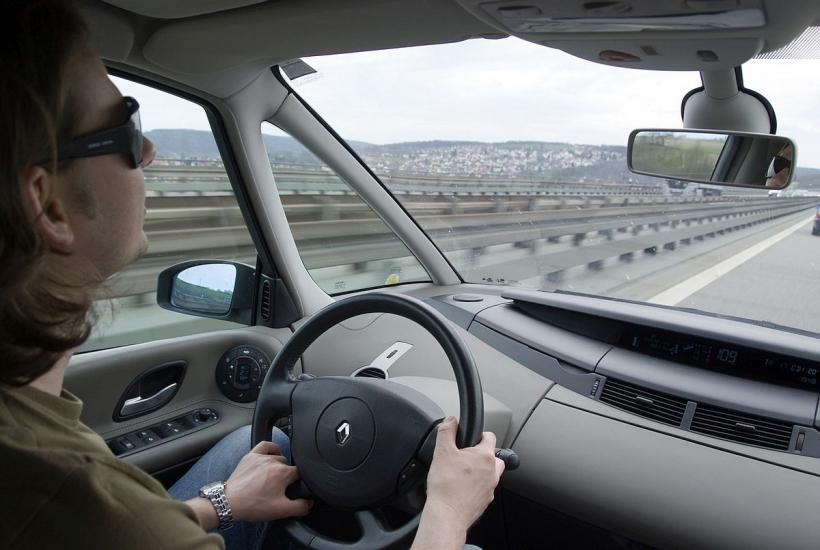 Ciocnire frontală între „conducerea defensivă” și școlile de șoferi 18817457