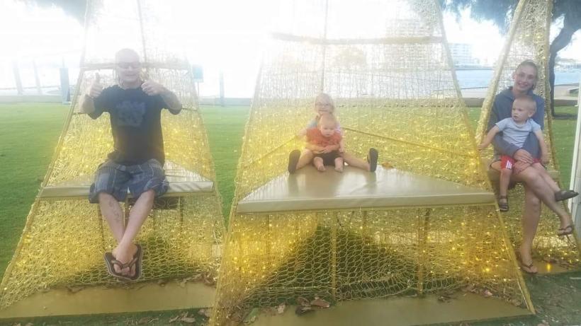 Incredibil: Trei copii au supraviețuit peste două zile lângă părinții lor morți, într-o mașină răsturnată, de Crăciun 18817537