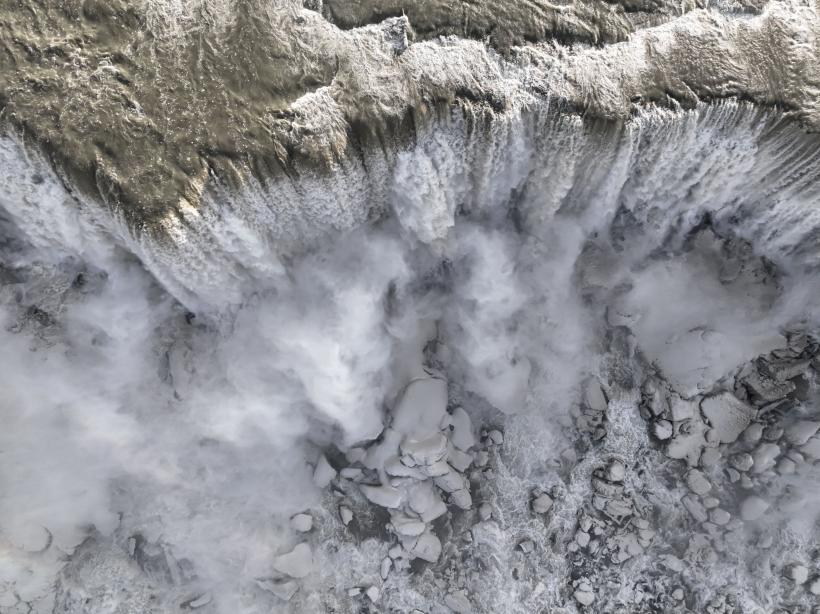 A înghețat Cascada Niagara! Imagini uluitoare cu munți de gheață formați după &quot;viscolul secolului&quot;