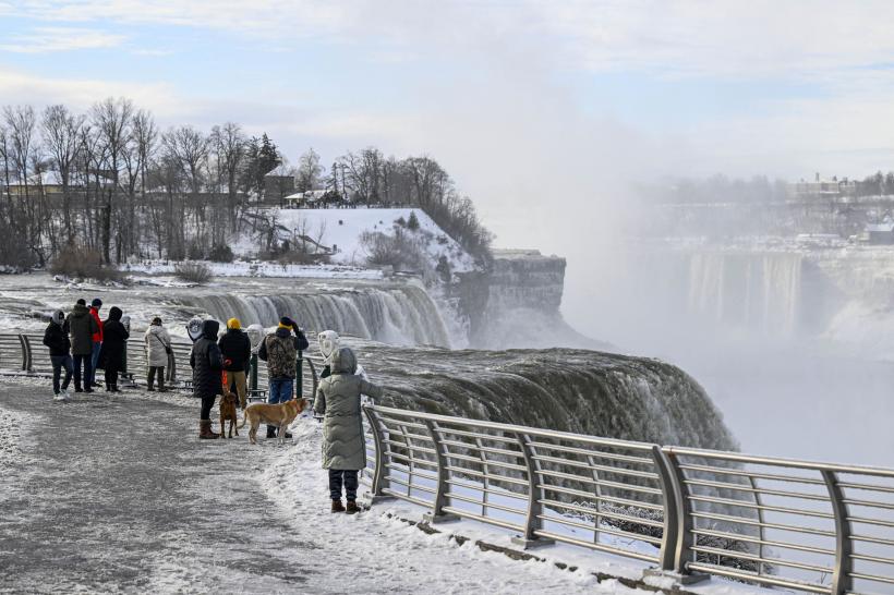 A înghețat Cascada Niagara! Imagini uluitoare cu munți de gheață formați după "viscolul secolului" 18817527