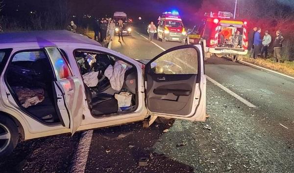 Nenorocire în Timiș! Un bărbat a murit, iar o femeie a ajuns la spital, după un accident între două mașini și un tractor 18817667