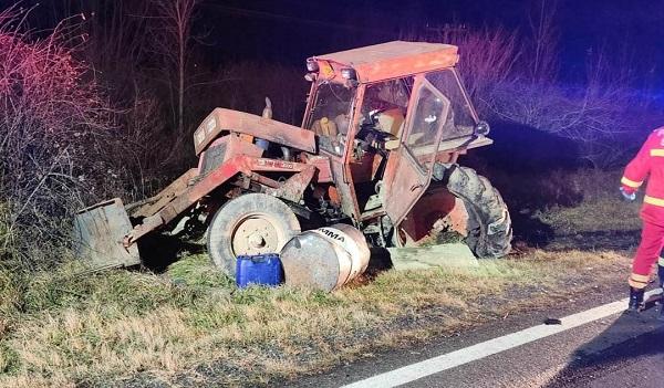 Nenorocire în Timiș! Un bărbat a murit, iar o femeie a ajuns la spital, după un accident între două mașini și un tractor 18817668