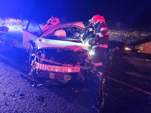 Nenorocire în Timiș! Un bărbat a murit, iar o femeie a ajuns la spital, după un accident între două mașini și un tractor 18817669