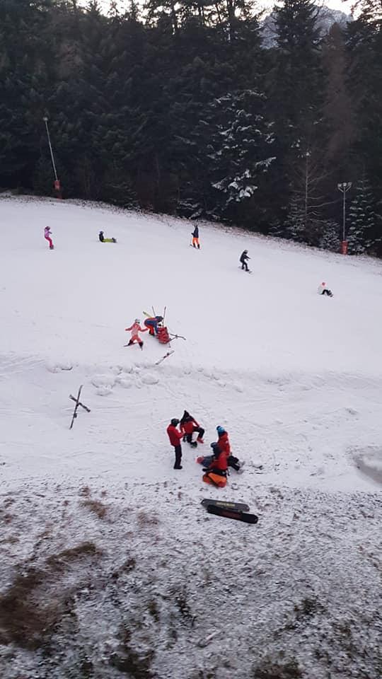 Adolescentă de 17 ani, traumatism la coloană după o căzătură pe pârtie 18817734