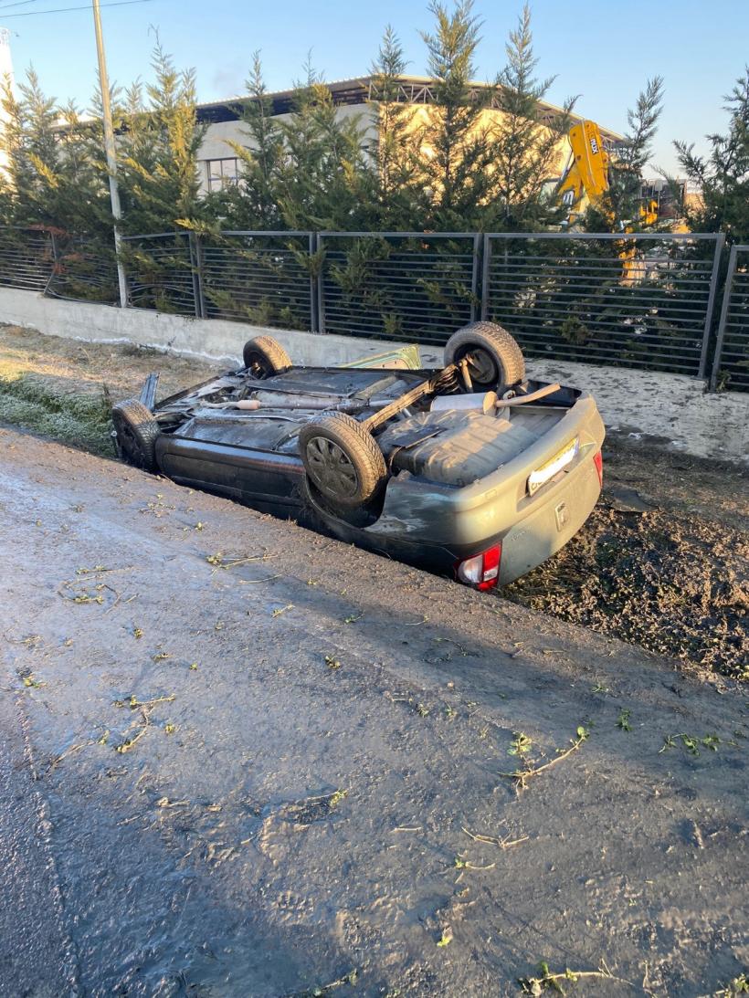 Accident spectaculos la Focșani: Doi soți s-au răsturnat cu mașina în șanț