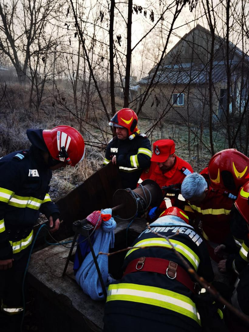 La un pas de moarte! Un bărbat a căzut într-o fântână adâncă de 7 metri 18817887