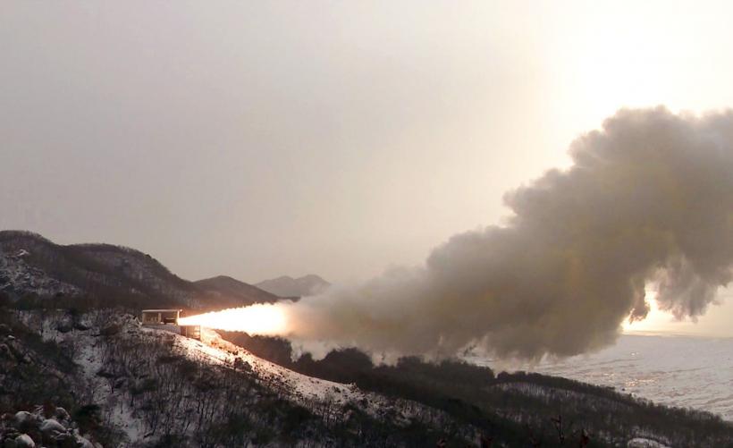 Coreea de Nord a lansat trei rachete balistice spre mare, la est de Peninsula Coreeană 18817879