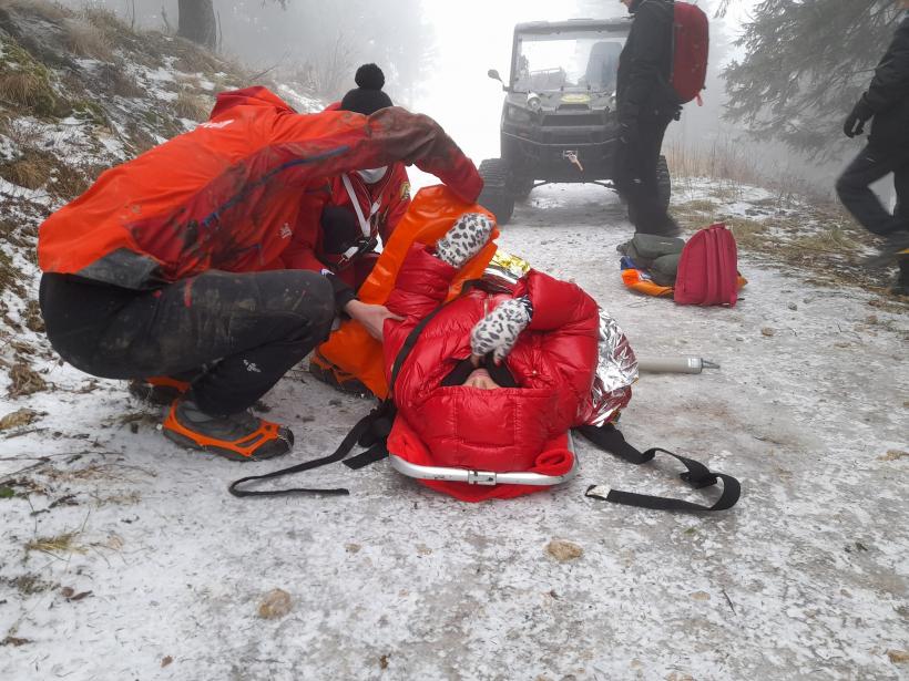 Pericol! Potecile montane sunt acoperite de gheață. Folosiți echipament adecvat 18817827