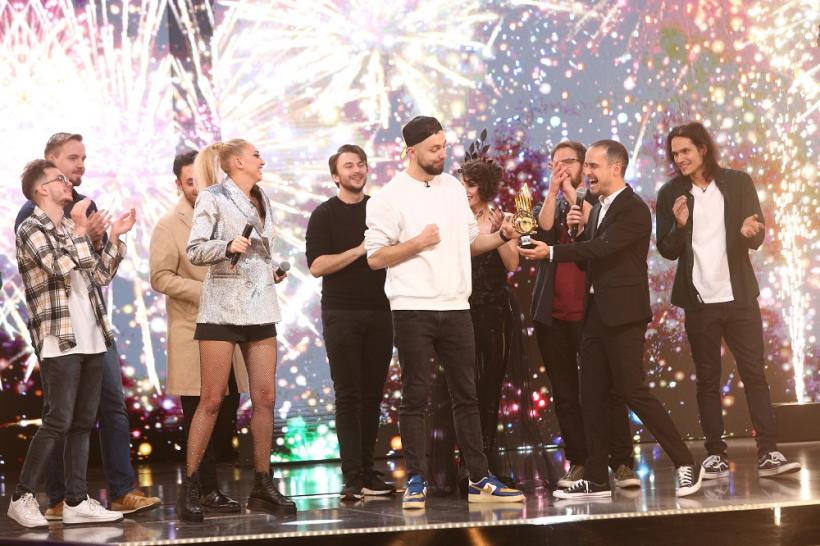 Aseară, la Antena 1, Mădălin Cîrje a câștigat premiul de 20.000 de euro și mult râvnitul trofeu în cadrul finalei sezonului 2 Stand-Up Revolution 18817903