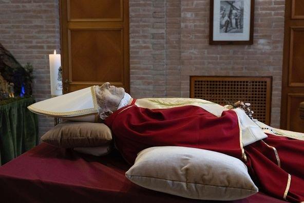 Primele imagini cu trupul neînsuflețit al papei emerit Benedict al XVI-lea