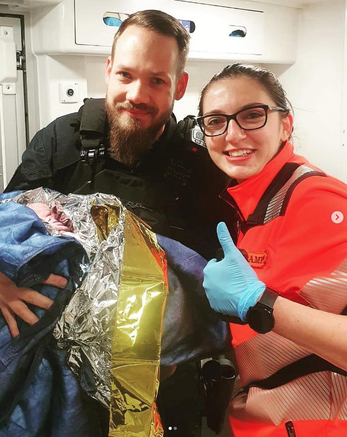 Bebelușul grăbit: O româncă a născut la bordul avionului care o aducea acasă! 