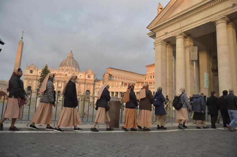 Cozi la Vatican: 65.000 de oameni au trecut pe la sicriul fostului papă Benedict al XVI-lea  18818234