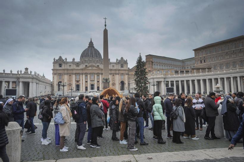 Cozi la Vatican: 65.000 de oameni au trecut pe la sicriul fostului papă Benedict al XVI-lea 