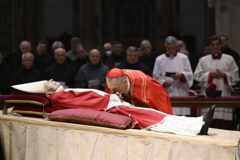 Cozi la Vatican: 65.000 de oameni au trecut pe la sicriul fostului papă Benedict al XVI-lea  18818236