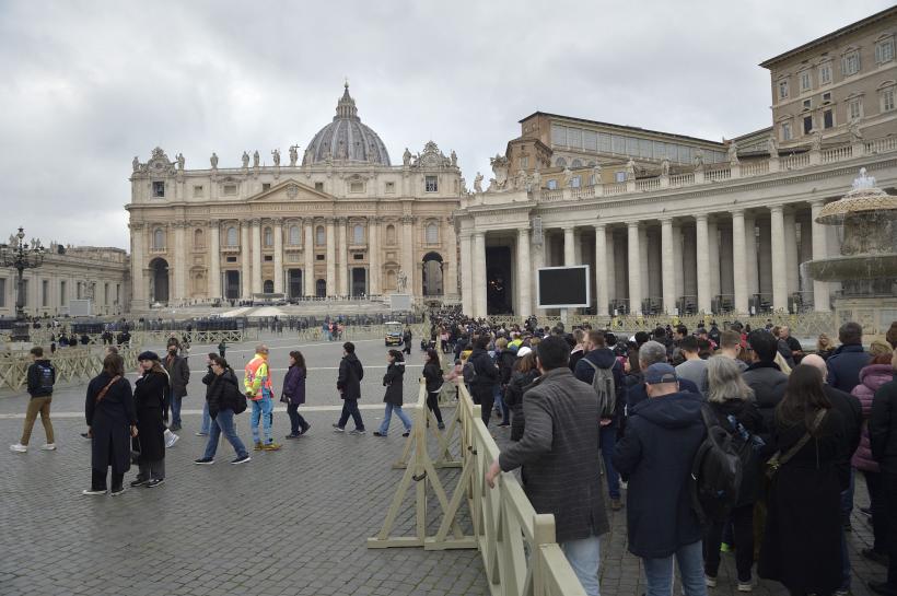 Cozi la Vatican: 65.000 de oameni au trecut pe la sicriul fostului papă Benedict al XVI-lea  18818237