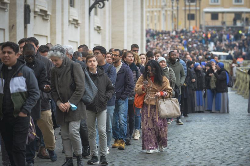 Cozi la Vatican: 65.000 de oameni au trecut pe la sicriul fostului papă Benedict al XVI-lea  18818239