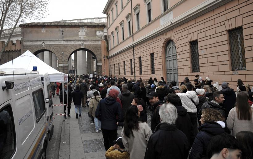Cozi la Vatican: 65.000 de oameni au trecut pe la sicriul fostului papă Benedict al XVI-lea  18818240
