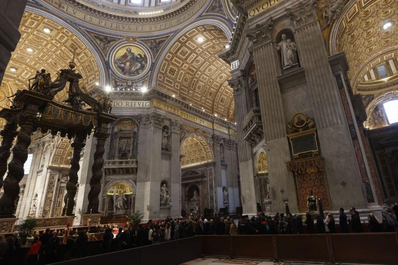 Cozi la Vatican: 65.000 de oameni au trecut pe la sicriul fostului papă Benedict al XVI-lea  18818242