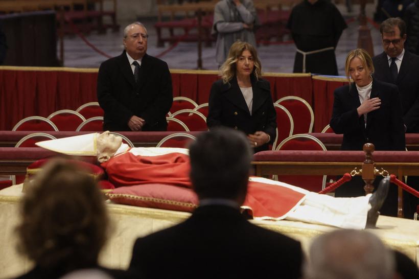 Cozi la Vatican: 65.000 de oameni au trecut pe la sicriul fostului papă Benedict al XVI-lea  18818244