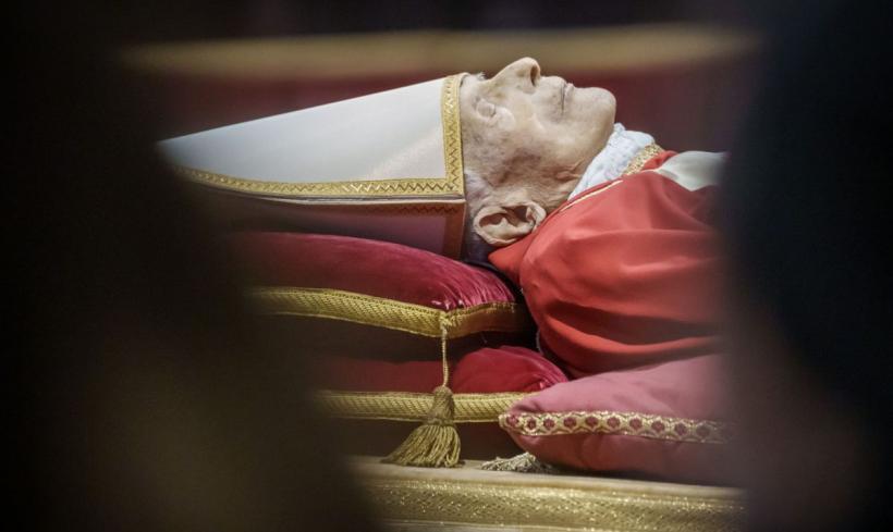 Credincioșii îi aduc un ultim omagiu fostului Papă Benedict al XVI-lea în Bazilica Sfântul Petru 18818123