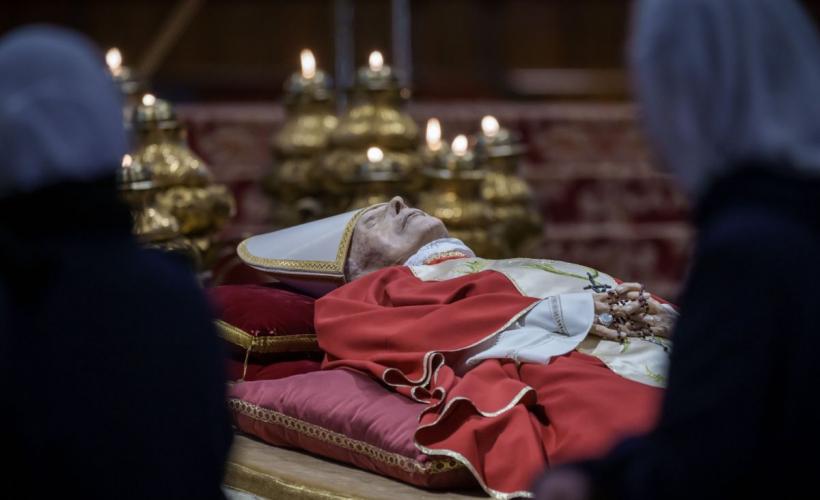 Credincioșii îi aduc un ultim omagiu fostului Papă Benedict al XVI-lea în Bazilica Sfântul Petru 18818126