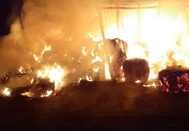 Incendiu violent la un depozit de furaje din Bistrița-Năsăud