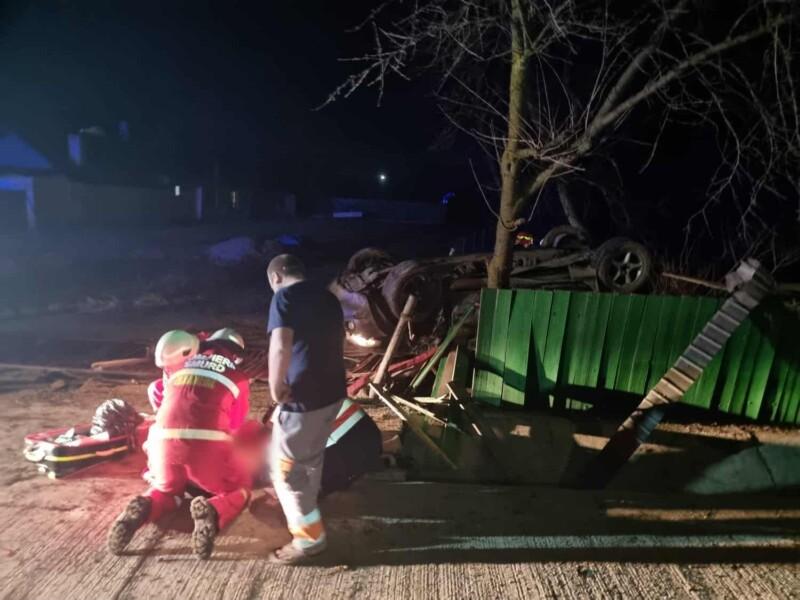Accident teribil noaptea trecută în Botoșani provocat de un șofer fără permis. Un tânăr de 20 de ani a murit și alte trei persoane au fost rănite 18818279