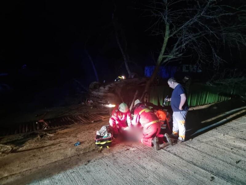 Accident teribil noaptea trecută în Botoșani provocat de un șofer fără permis. Un tânăr de 20 de ani a murit și alte trei persoane au fost rănite 18818280