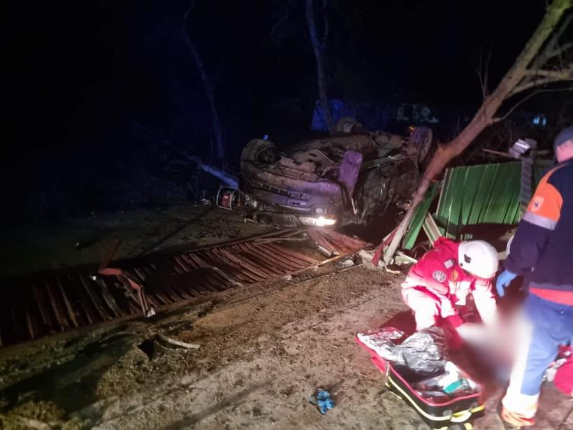 Accident teribil noaptea trecută în Botoșani provocat de un șofer fără permis. Un tânăr de 20 de ani a murit și alte trei persoane au fost rănite 18818282