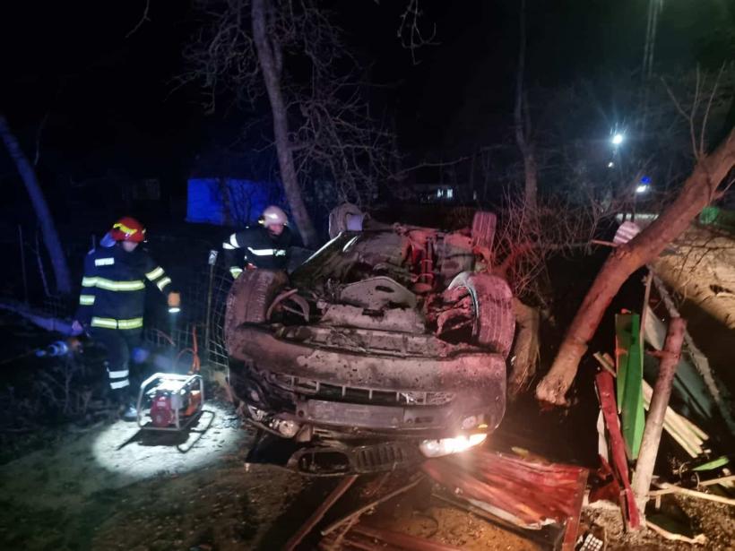 Accident teribil noaptea trecută în Botoșani provocat de un șofer fără permis. Un tânăr de 20 de ani a murit și alte trei persoane au fost rănite