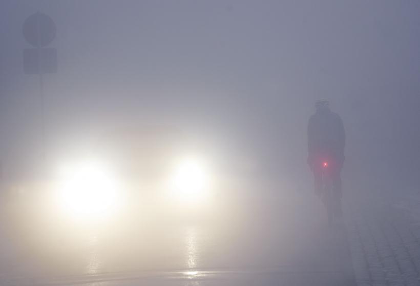 Ceață și vizibilitate redusă pe drumurile din multe județe ale țării